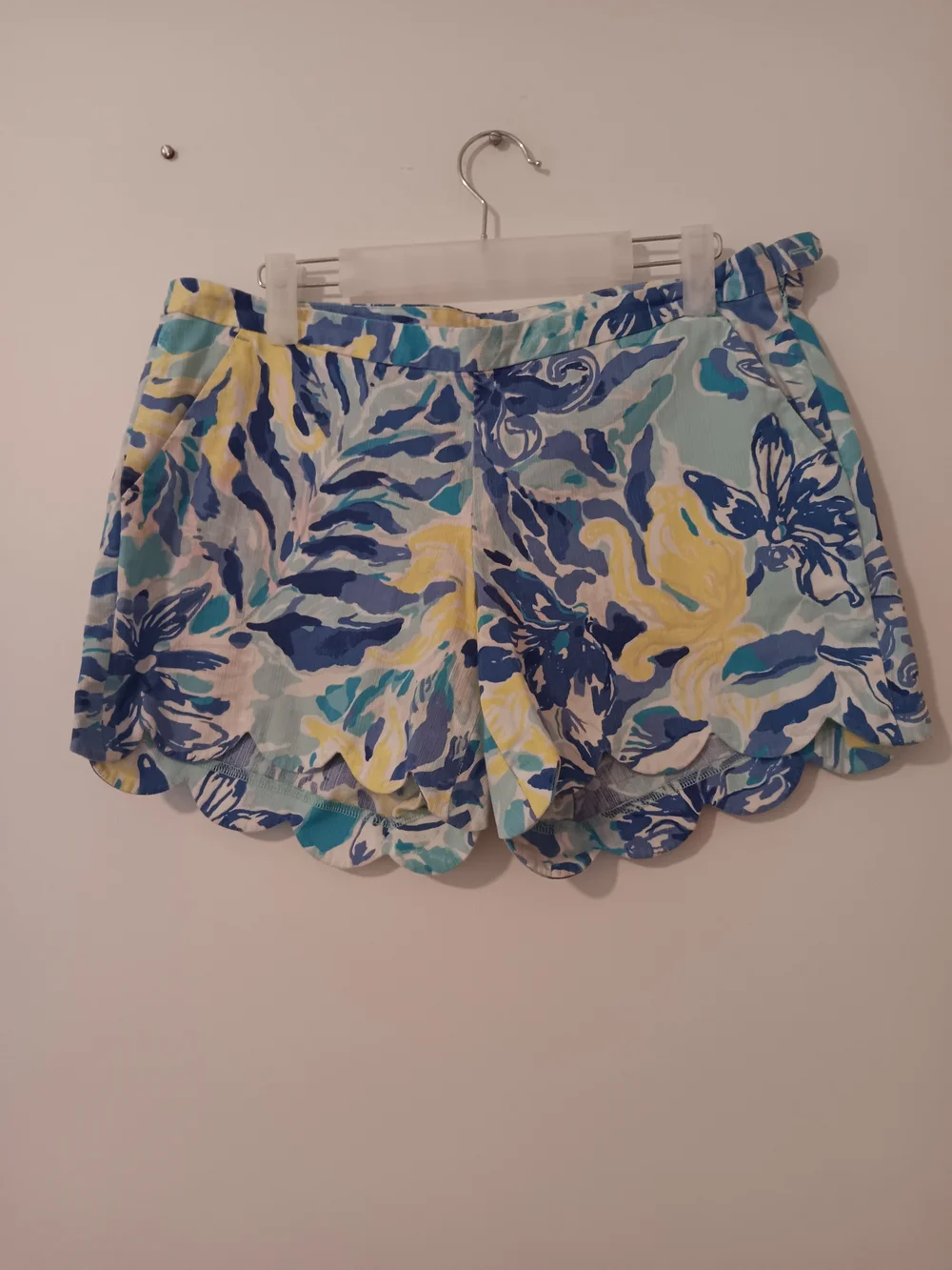 Lilly Pulitzer Magnolia Ylang Ylang Love Blue Yellow Scallop Hem Shorts Size 6 - Picture 2 of 6